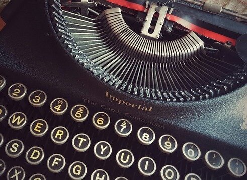Picture of an old black manual typewriter